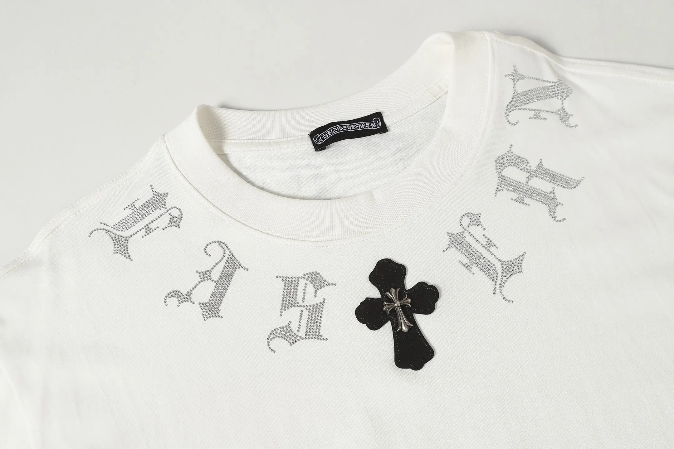 P160 Cross-border running quantity model, please do not place an order if you pursue quality -Chrome Hearts/Chrome Hearts Sanskrit hot diamond Sanskrit horseshoe explosive short-sleeved T-shirt -High weight, high density and high quality, soft, delicate and skin-friendly wool, soft and silky to the touch, excellent warmth and skin-friendly properties -Customized weaving and dyeing, no color difference, no matter the fabric or workmanship details, beat the ordinary version on the market -Colour: black white -Size: S M L XL